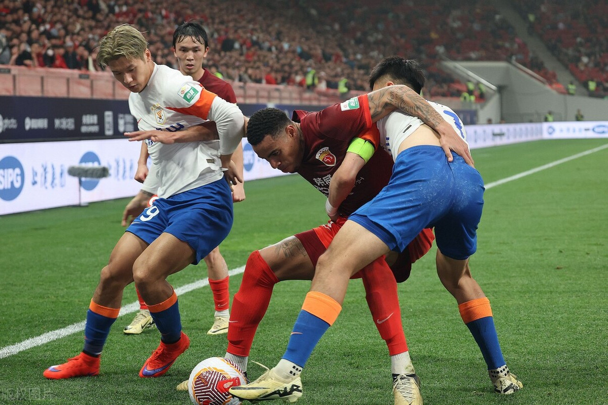 足球球队实力悬殊对决吸引眼球